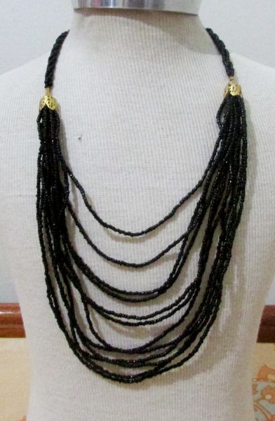 Colar de miçangas preto