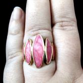 Anel dourado com rosa