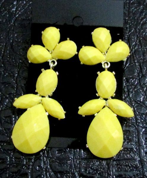 Brinco amarelo
