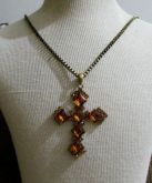 Crucifixo marrom com dourado envelhecido