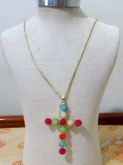 Crucifixo com pedras drusas coloridas
