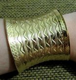 Bracelete dourado trabalhado
