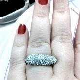 Brinco prateado com strass