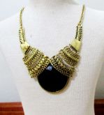 Colar dourado com pedra preta
