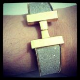 Pulseira de metal dourada com prateado