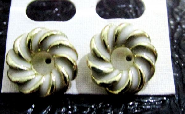 Brinco dourado com branco