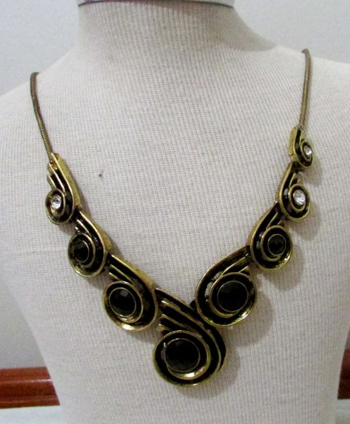 Colar dourado envelhecido, com pedras pretas e strass