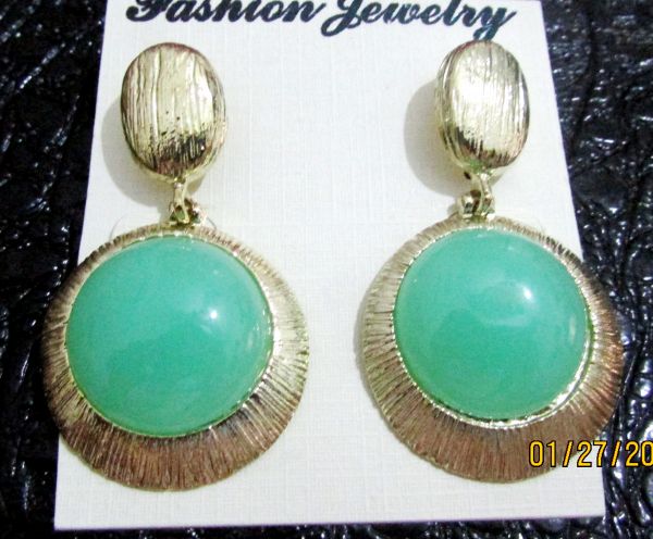 Brinco dourado com verde