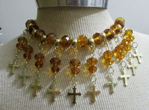 Colar com crucifixos e cristal