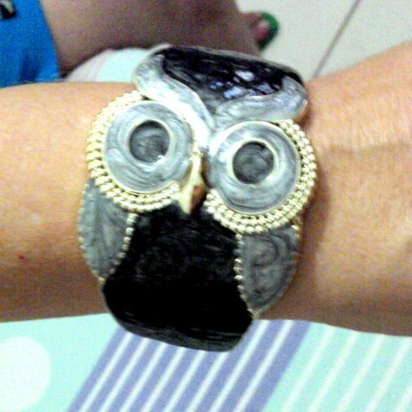 Pulseira coruja esmaltada, preta com cinza