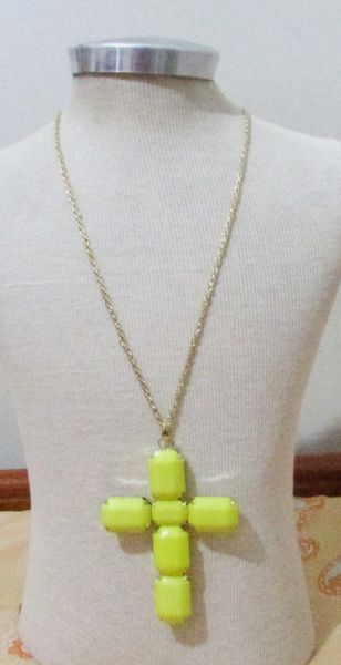 Crucifixo com pedras amarelas