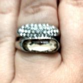 Anel com strass e pedra marrom transparente
