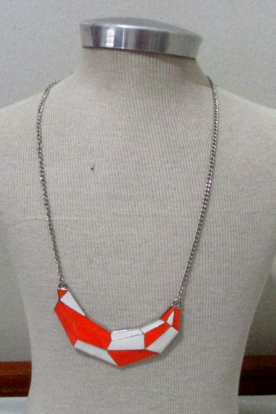 Colar com placas laranja e branco