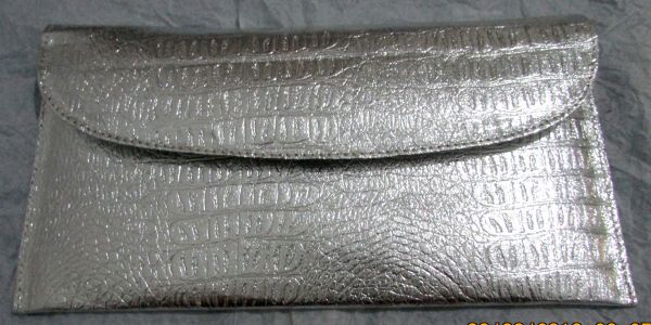 Bolsa carteira prateada craquelada