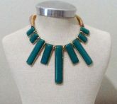 Colar dourado com verde