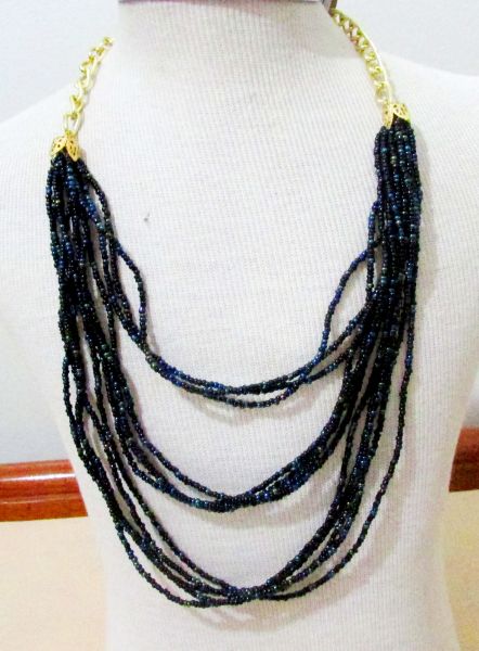 Colar de miçangas preto furta cor