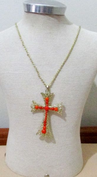 Crucifixo dourado com pedras laranja