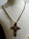 Crucifixo dourado com cristais morrons