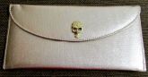 Bolsa dourada com caveira