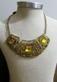 Colar dourado com amarelo