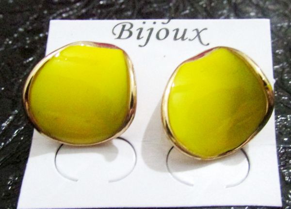 Brinco dourado com amarelo