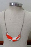 Colar com placas laranja e branco