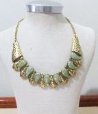 Colar dourado envelhecido, com pedras verdes