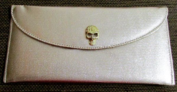 Bolsa dourada com caveira