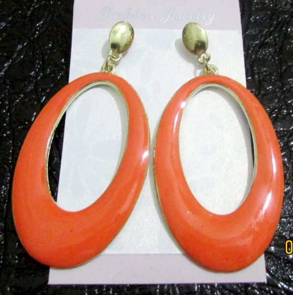 Brinco dourado com laranja