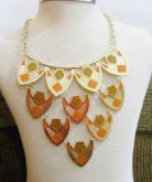 Colar de metal dourado com caramelo