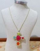 Crucifixo dourado com pedras drusas coloridas