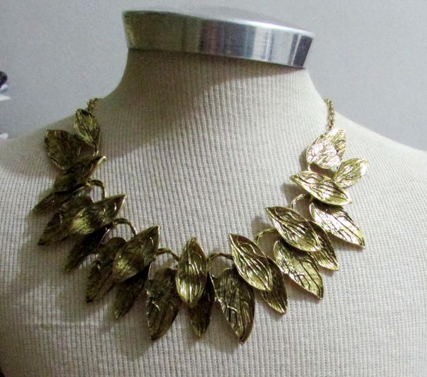 Colar dourado envelhecido