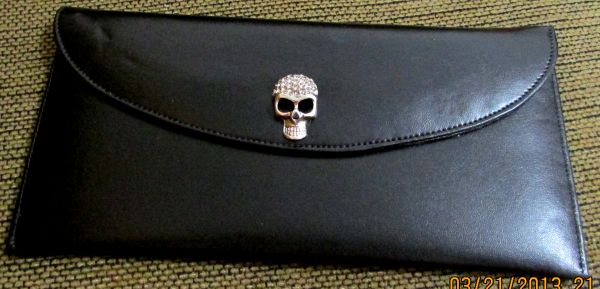 Bolsa carteira preta com caveira prateada