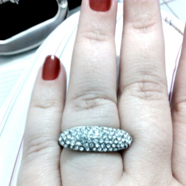 Brinco prateado com strass