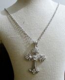 Crucifixo prateado com strass branco