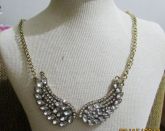 Colar asas com strass branco