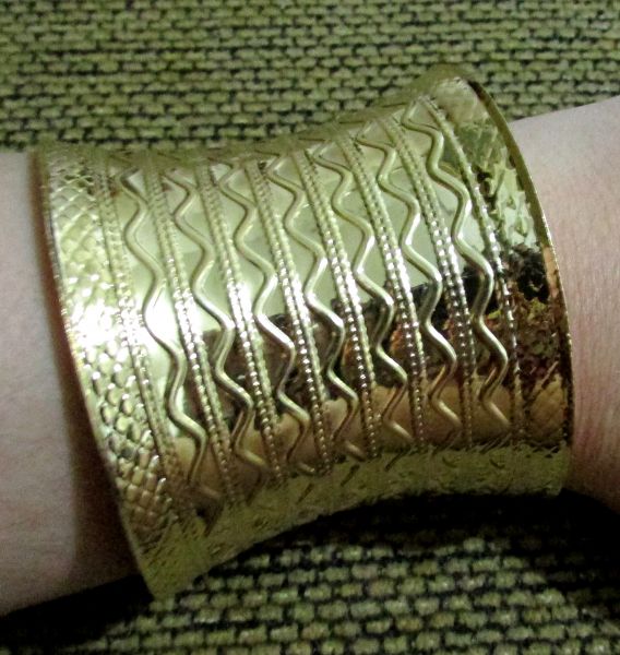 Bracelete dourado trabalhado