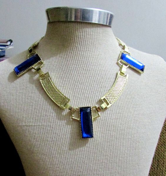 Colar dourado com pedras azuis