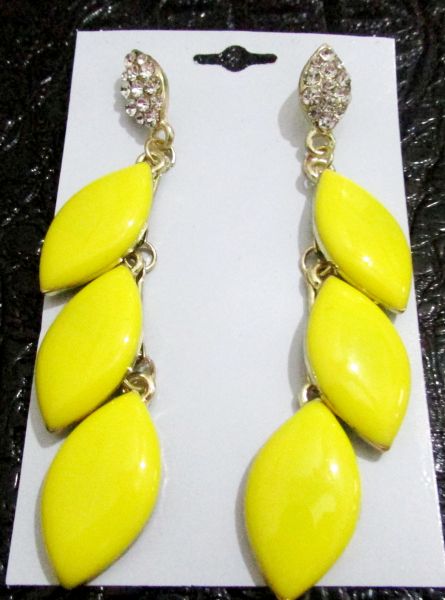 Maxi brinco dourado com amarelo neon