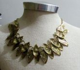 Colar dourado envelhecido