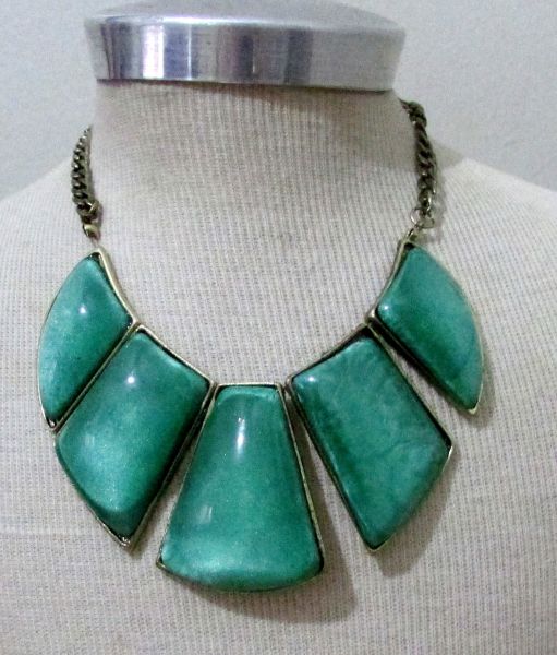 Colar dourado envelhecido, com pedras verdes