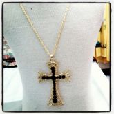 Crucifixo dourado com strass preto