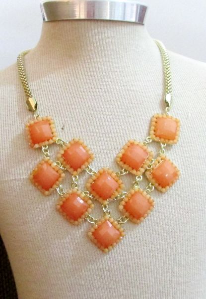 Colar dourado com pedras salmon