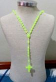 Colar terço de silicone amarelo