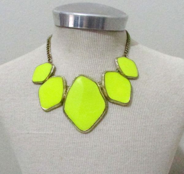 Colar amarelo neon