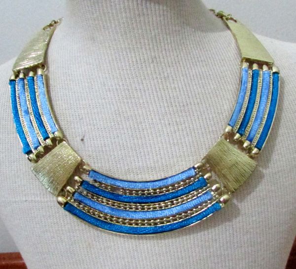 Colar dourado e azul