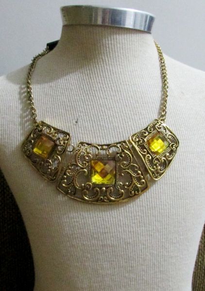 Colar dourado com amarelo