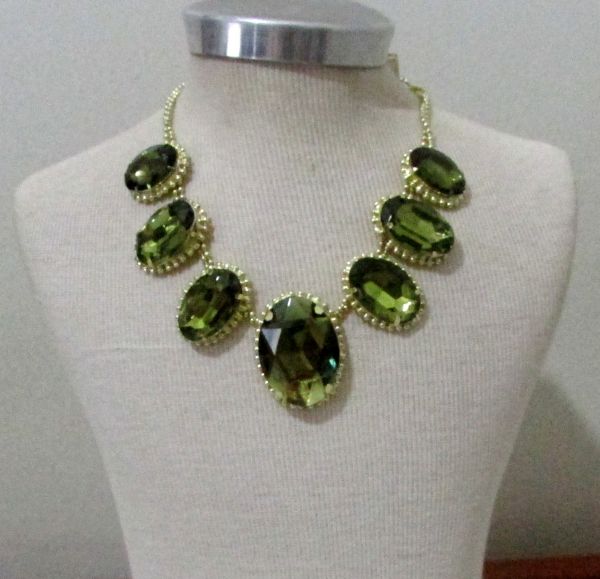 Colar dourado com pedras verdes
