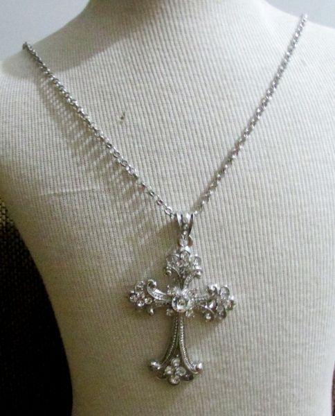 Crucifixo prateado com strass branco