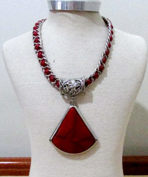 Colar trançado com pedra vermelha